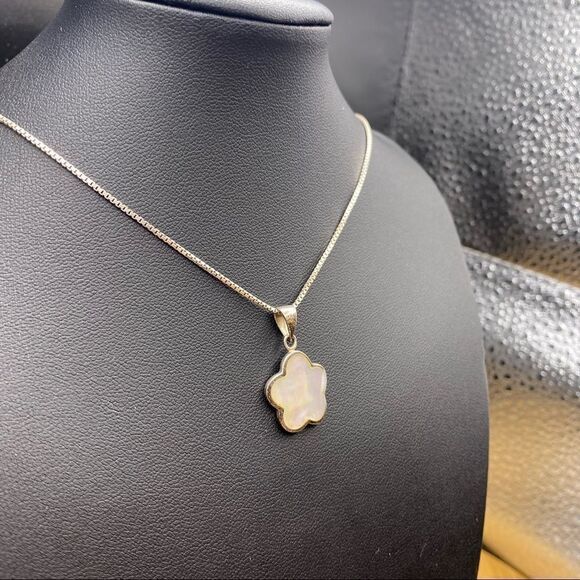 925 silver 18 in box chain with approx 1/2 in floral mother of pearl pendant - Picture 2 of 5